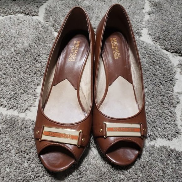 Michael Kors Leather Peep Logo Plate Heels Sz 8 - Picture 5 of 8